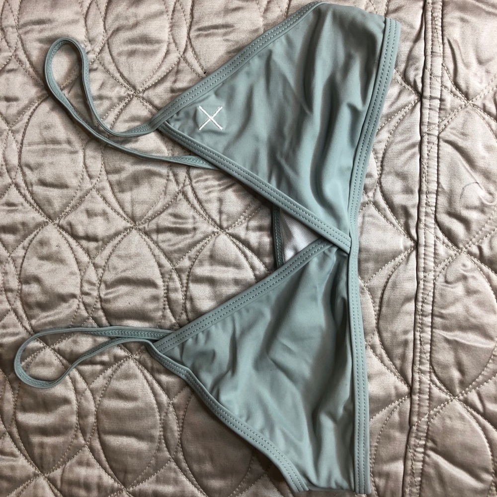 Boutine LA light blue bikini top ✿